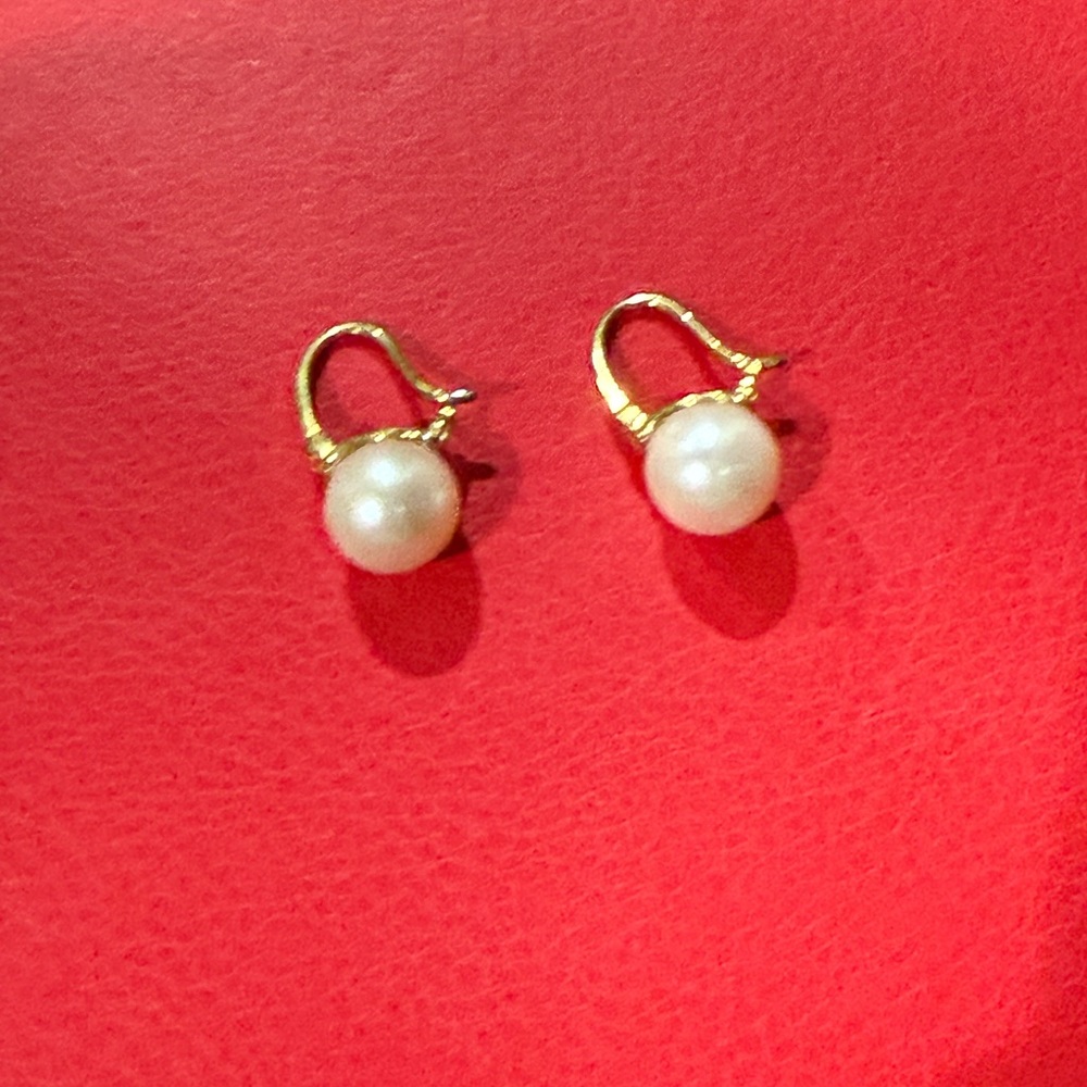 Elegant Gold and Pearl Earrings